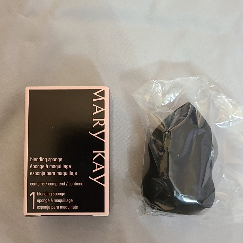 Mary Kay Blending Sponge - Picture 1 of 2
